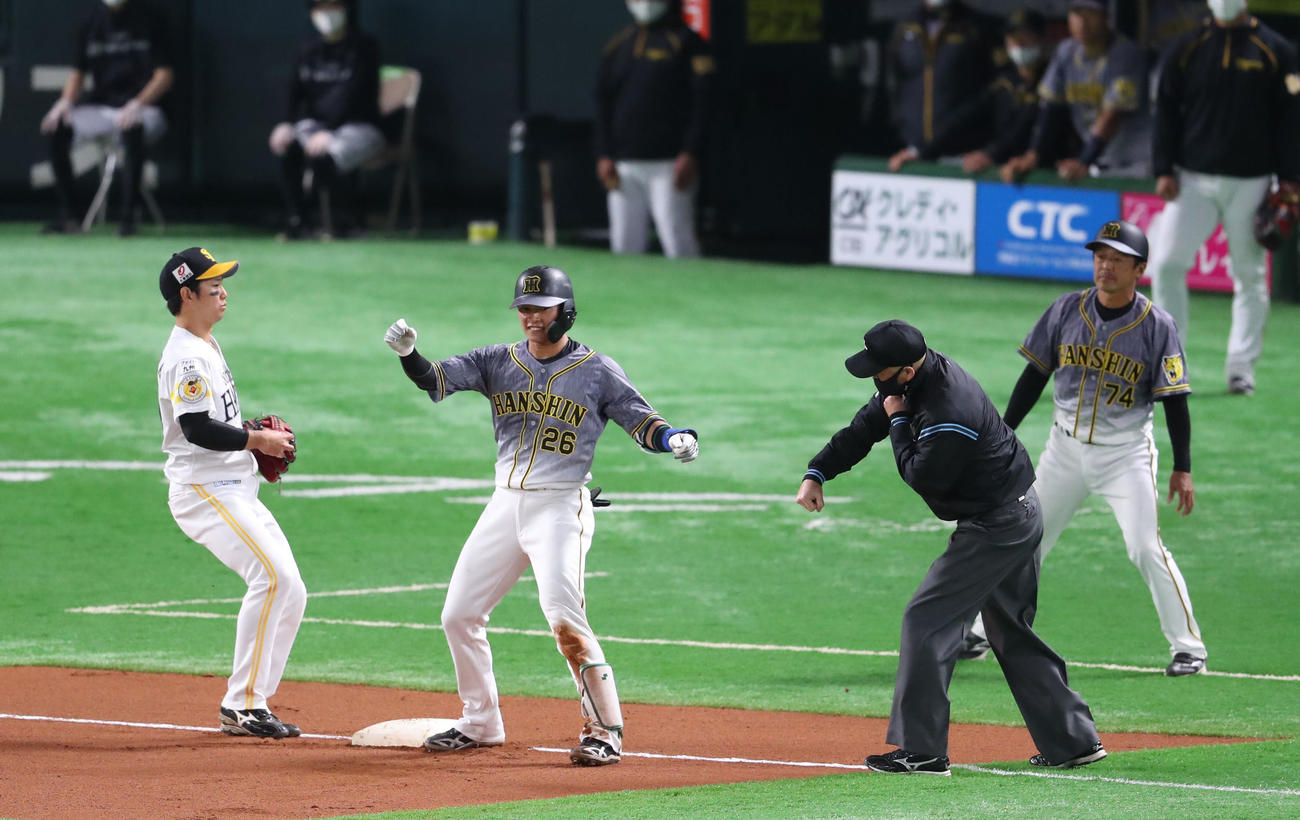 ソフトバンク対阪神　6回表阪神2死一塁、北條は右越えに適時二塁打を放つ、一気に三塁へ進むが惜しくもアウト（撮影・梅根麻紀）