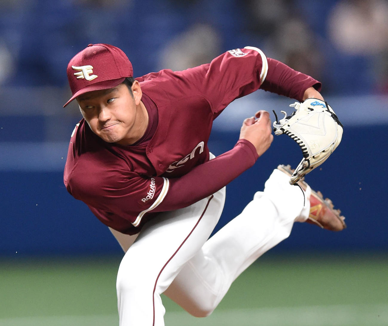 オープン戦・中日対楽天　8回表、楽天5番手で登板する菅原秀（撮影・森本幸一）