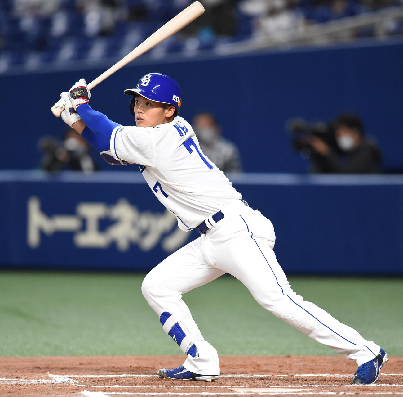 オープン戦・中日対楽天　2回裏中日2死一、二塁、左前適時打を放った根尾昂（撮影・森本幸一）