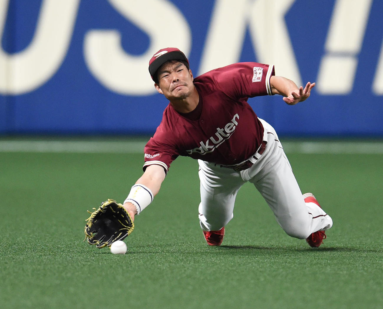 オープン戦・中日対楽天　2回裏中日2死一、二塁、根尾昂の打球に飛びつくも捕球できない島内宏明（撮影・森本幸一）