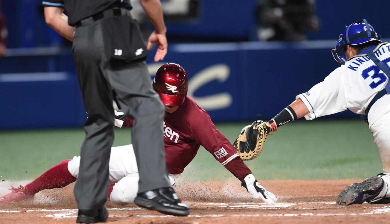 オープン戦・中日対楽天　4回表楽天2死一、三塁、横尾俊建の左二塁打で生還する茂木栄五郎（撮影・森本幸一）