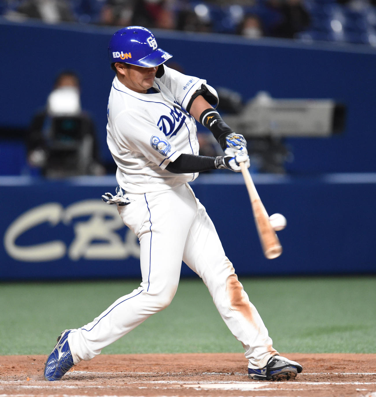 オープン戦・中日対楽天　4回裏中日2死二塁、左中間へ適時二塁打を放った木下拓哉（撮影・森本幸一）