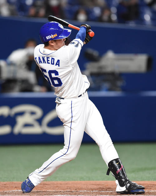 オープン戦・中日対楽天　4回裏中日2死二塁、左適時打を放った武田健吾（撮影・森本幸一）