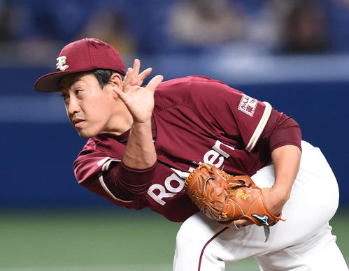 オープン戦・中日対楽天　7回裏、楽天4番手で登板する牧田和久（撮影・森本幸一）