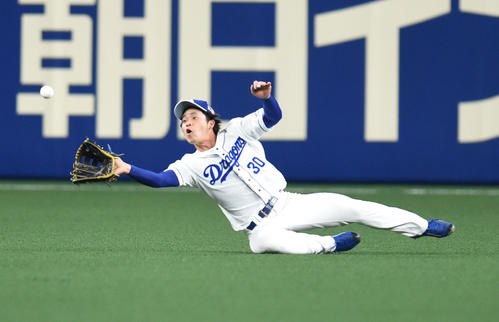 オープン戦・中日対楽天　9回表楽天2死一塁、田中和基の打球を好捕する三好大倫（撮影・森本幸一）