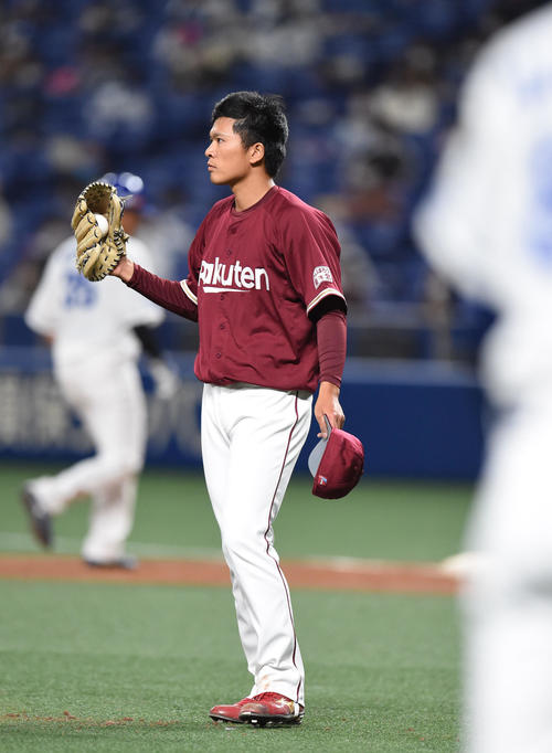 オープン戦・中日対楽天　2回裏中日1死一、二塁、木下拓に中前安打を打たれた楽天先発の早川（撮影・森本幸一）
