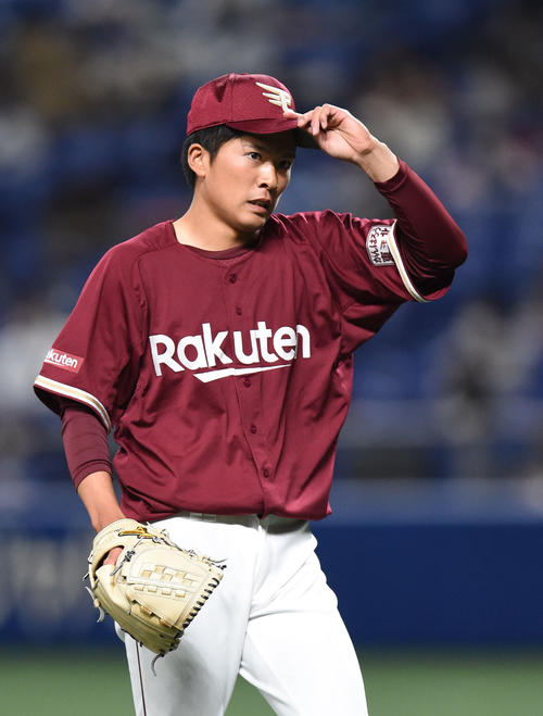 オープン戦・中日対楽天　3回裏中日攻撃終了、ベンチへ戻る楽天先発の早川隆久（撮影・森本幸一）