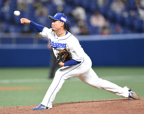 オープン戦・中日対楽天　6回表、中日4番手で登板する鈴木博志（撮影・森本幸一）