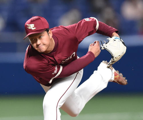 オープン戦・中日対楽天　8回表、楽天5番手で登板する菅原秀（撮影・森本幸一）