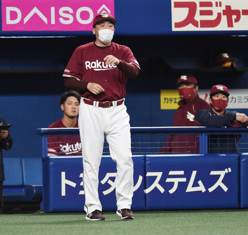 オープン戦・中日対楽天　5回表楽天1死一、三塁、選手交代を告げる石井一久監督（撮影・森本幸一）