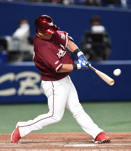 オープン戦・中日対楽天　4回表楽天2死一、三塁、左2点適時二塁打を放った横尾俊建（撮影・森本幸一）