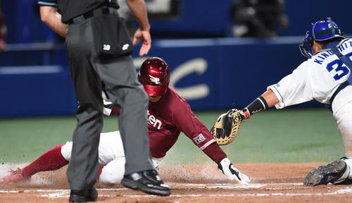 オープン戦・中日対楽天　4回表楽天2死一、三塁、横尾俊建の左二塁打で生還する茂木栄五郎（撮影・森本幸一）