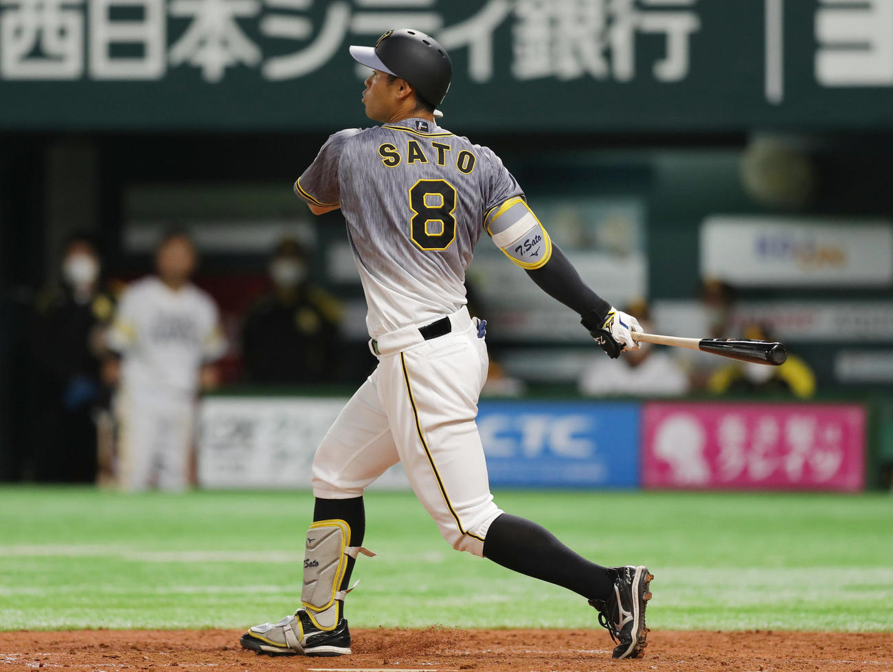 ソフトバンク対阪神　3回表阪神2死一塁、空振り三振に倒れる佐藤輝（撮影・前田充）