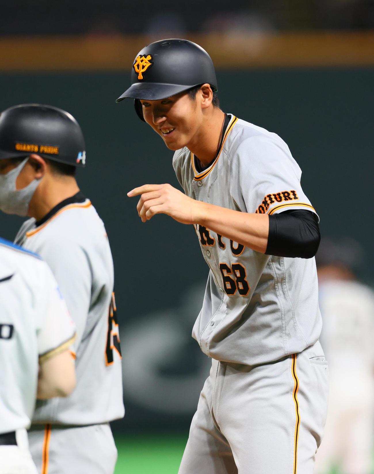 日本ハム対巨人　2回表巨人2死一、二塁、左前打を放ち笑顔を見せる秋広（撮影・足立雅史）
