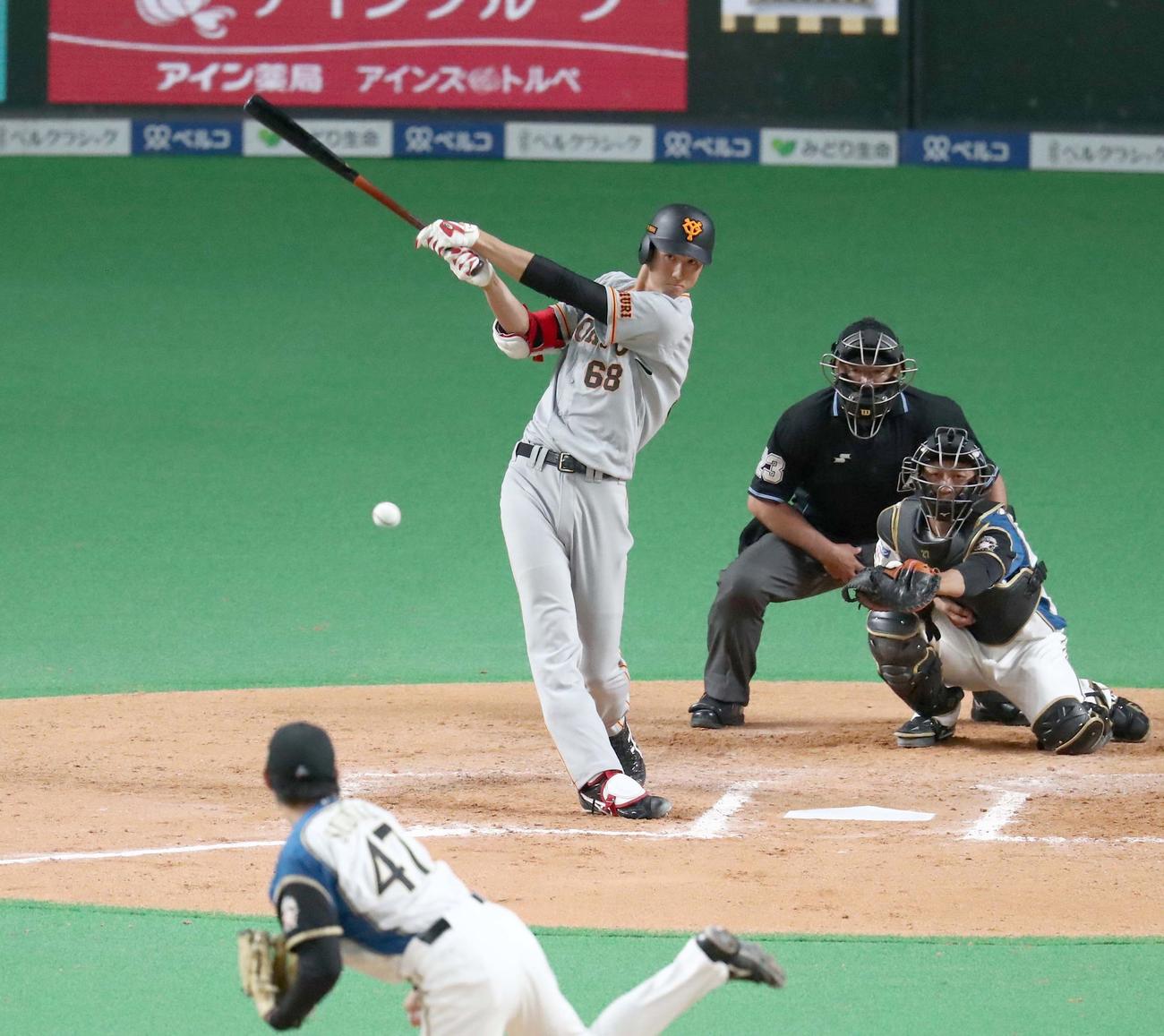 日本ハム対巨人　7回表巨人無死、中前打を放つ秋広（撮影・黒川智章）