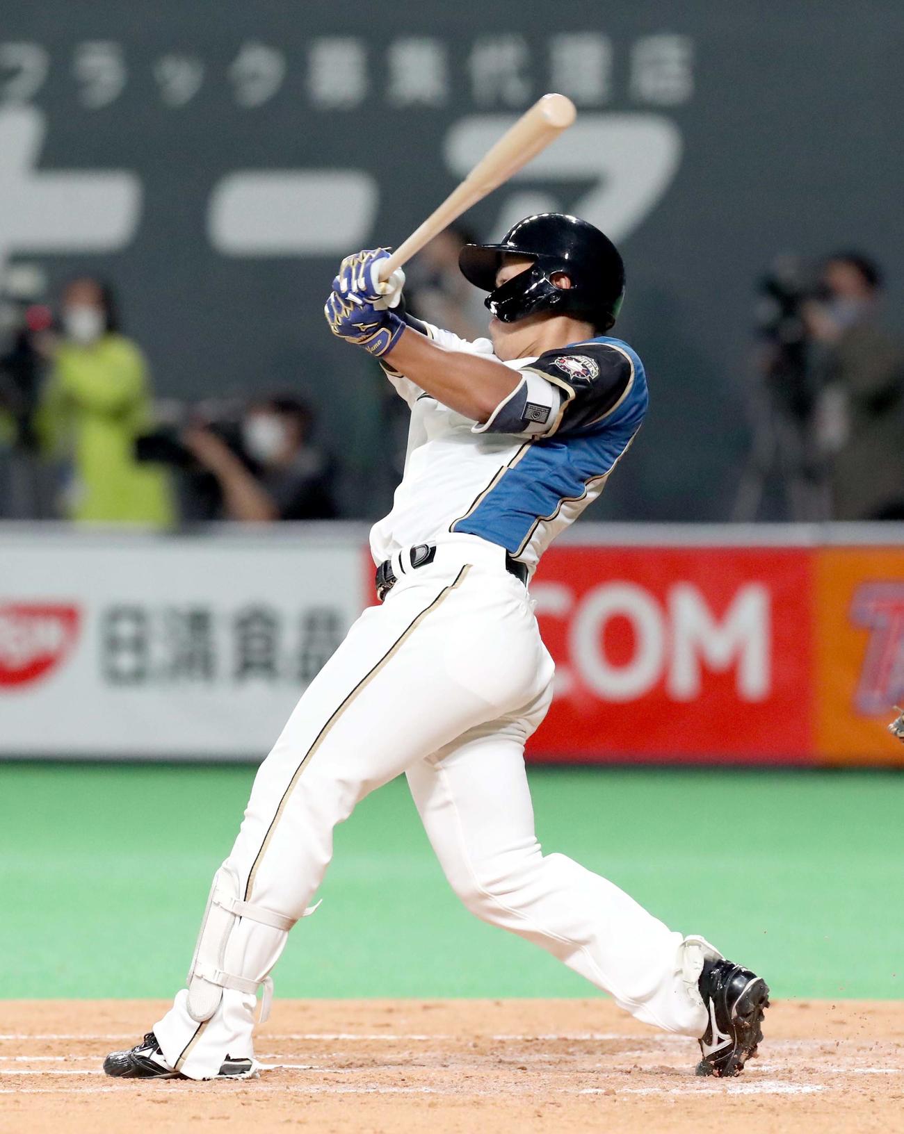 日本ハム対巨人　2回裏日本ハム1死、今川は左前打を放つ（撮影・佐藤翔太）