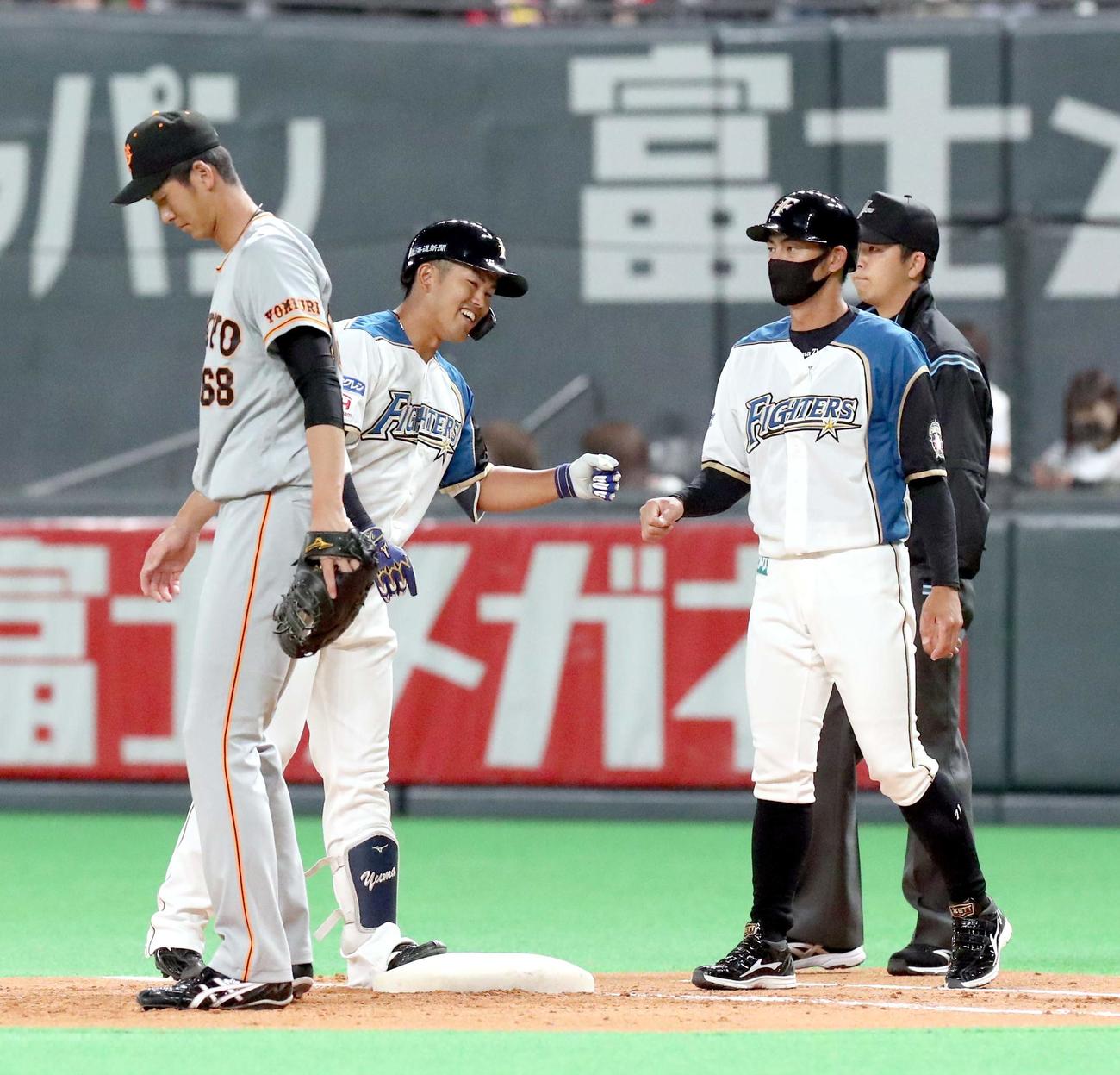 日本ハム対巨人　2回裏日本ハム1死、今川は左前打を放ち笑顔を見せる（撮影・佐藤翔太）