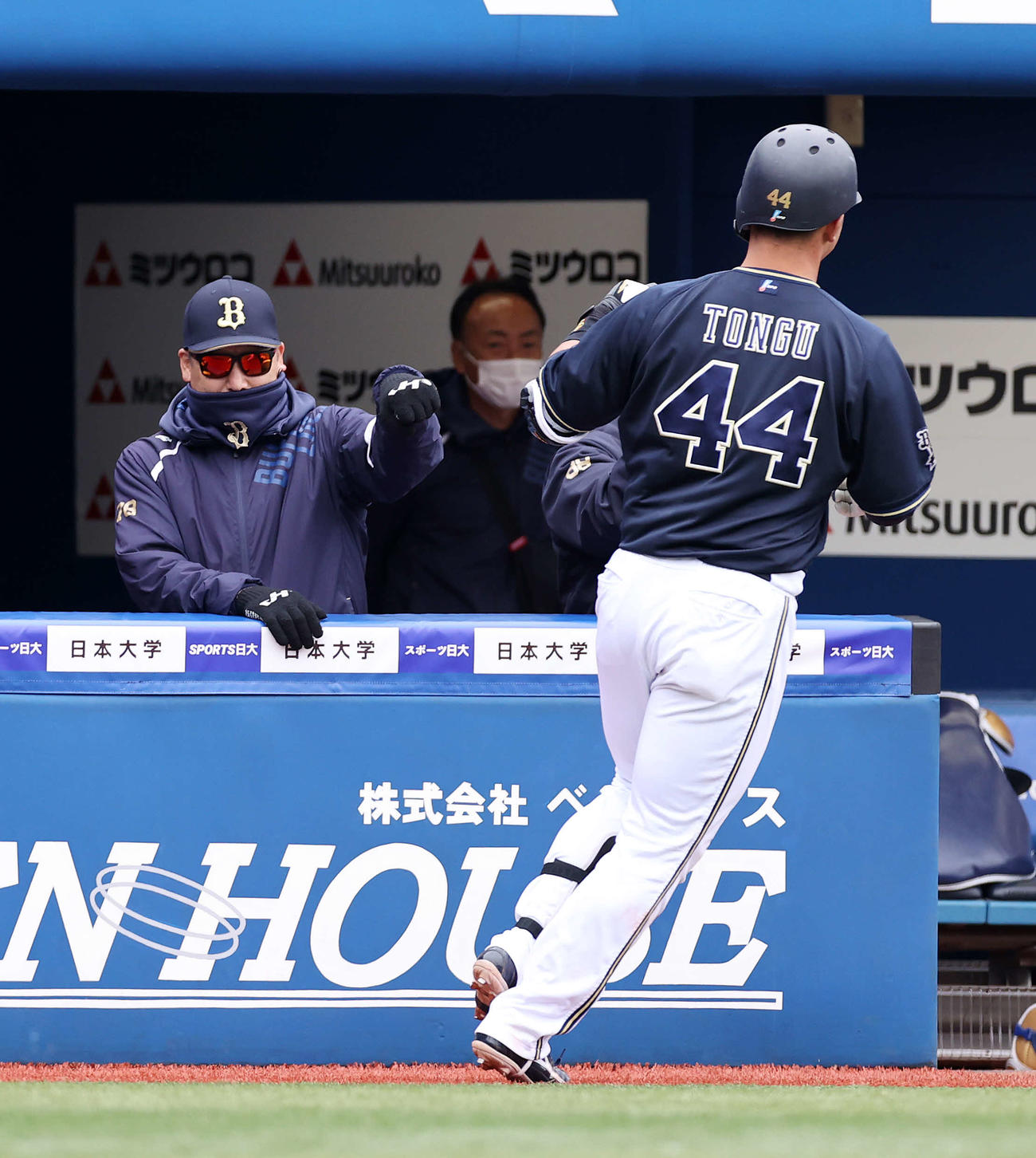 DeNA対オリックス　4回表オリックス1死、頓宮（右）の右越え本塁打をガッツポーズで迎える中嶋監督（撮影・鈴木正人）