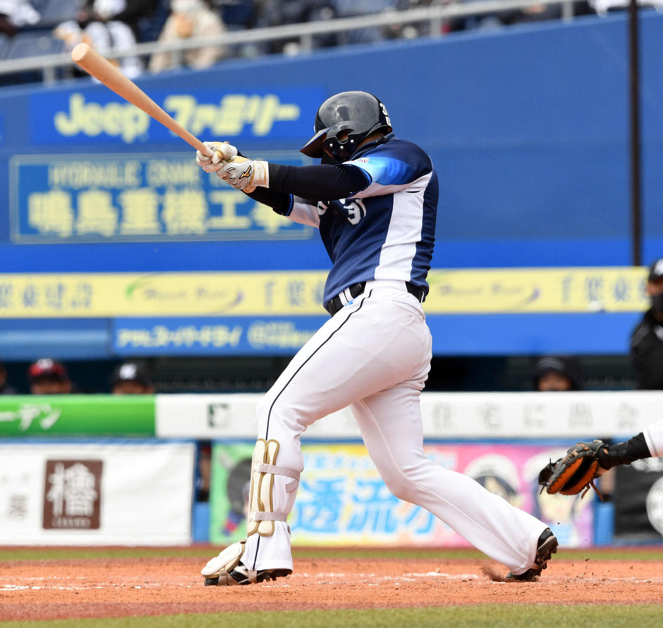 ロッテ対西武　2回表西武2死二塁、佐藤は先制の中前適時打を放つ（撮影・滝沢徹郎）