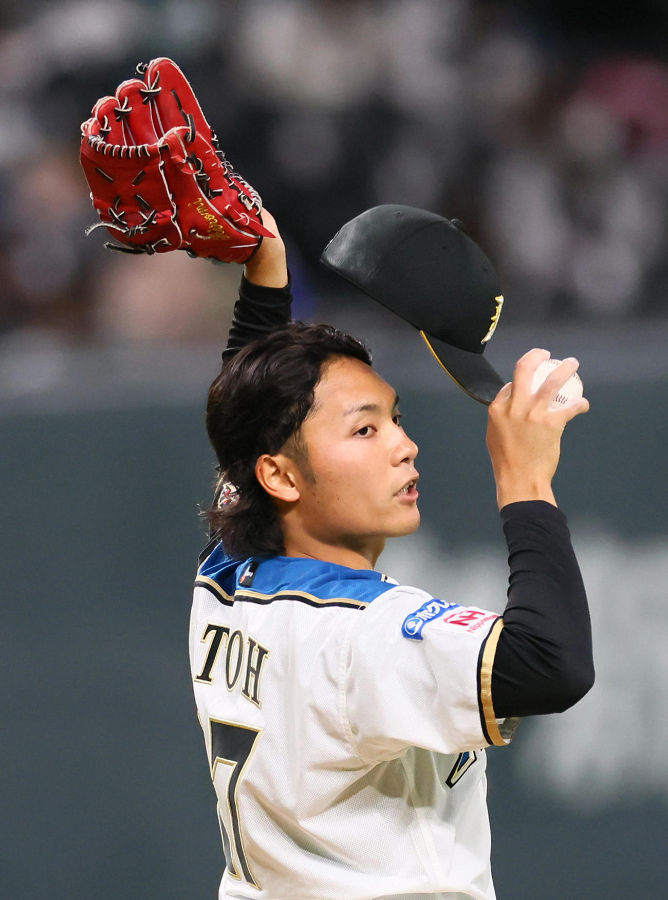 日本ハム対巨人　マウンドで汗を拭う日本ハム伊藤（撮影・足立雅史）