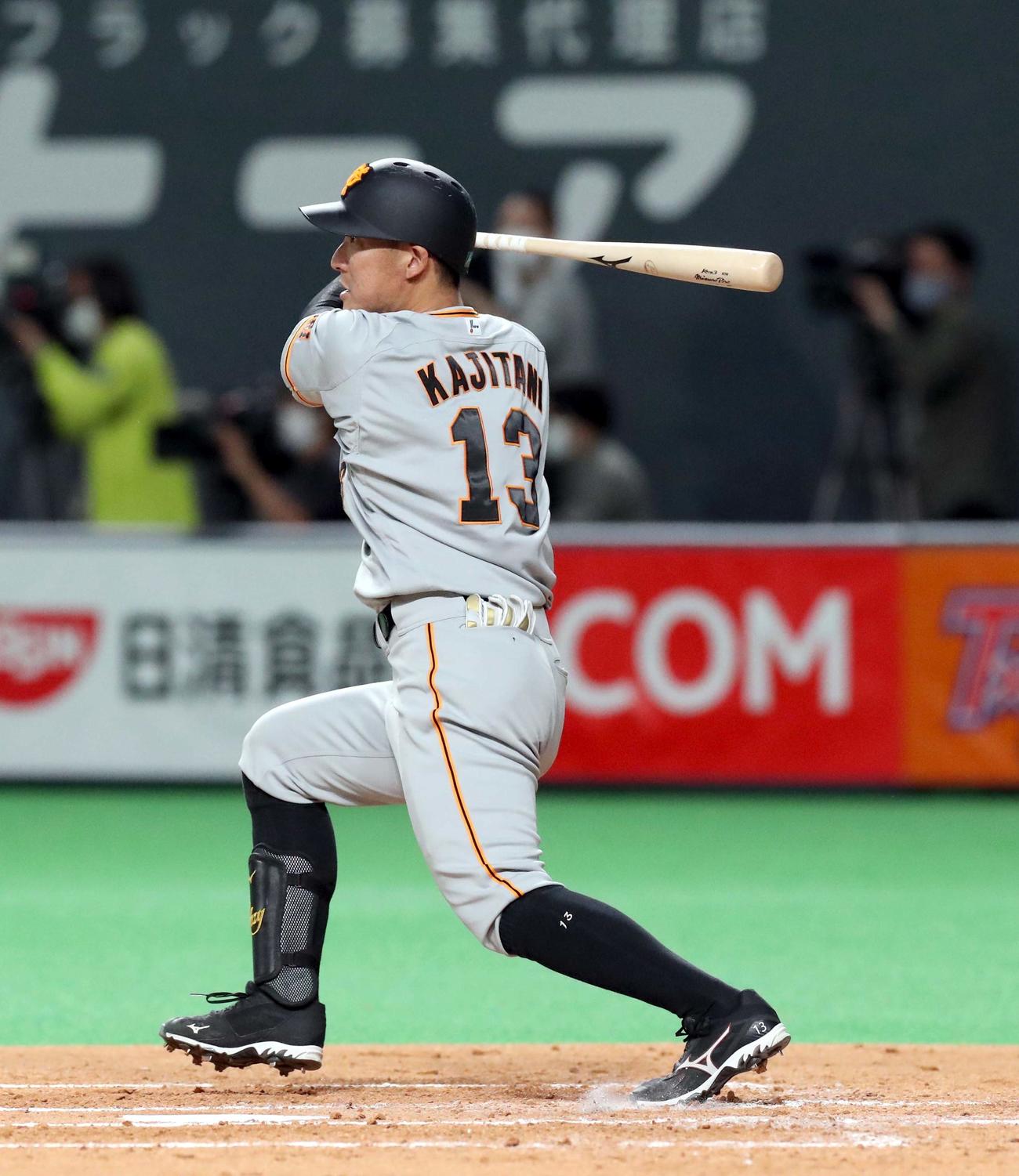 日本ハム対巨人　2回表巨人2死満塁、梶谷は先制となる中前適時打を放つ（撮影・佐藤翔太）