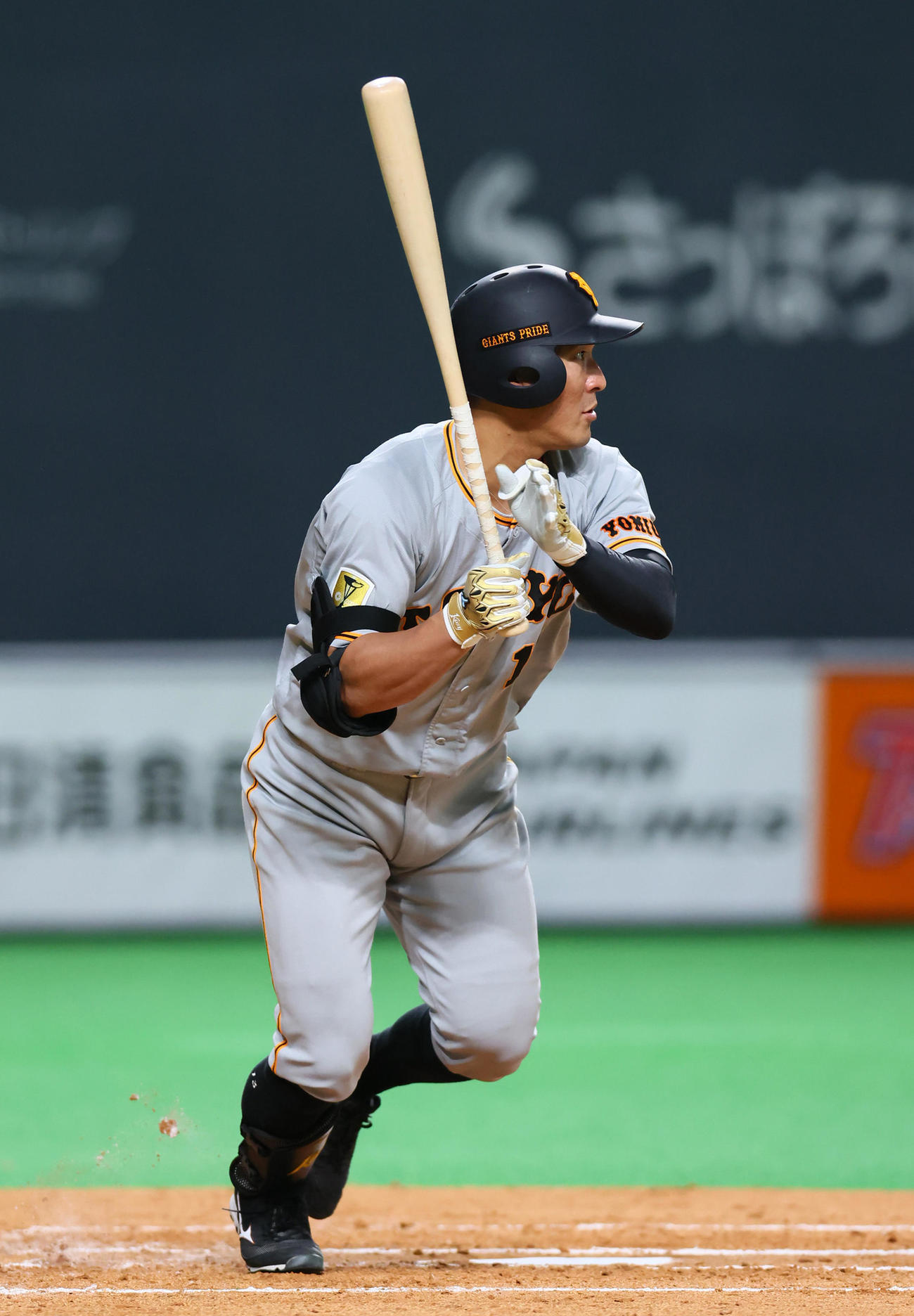 日本ハム対巨人　2回表巨人2死満塁、梶谷は中前適時打を放つ（撮影・足立雅史）