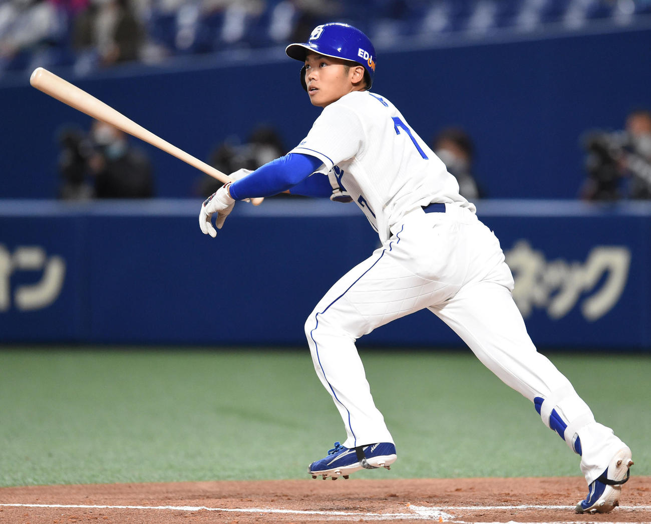 オープン戦・中日対楽天　2回裏中日2死一、二塁、左前適時打を放った根尾昂（撮影・森本幸一）