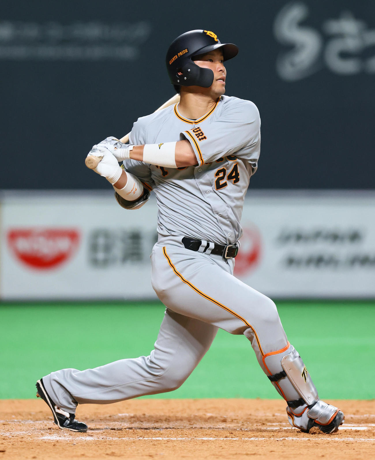 日本ハム対巨人　3回表巨人2死一塁、大城は右翼線適時二塁打を放つ（撮影・足立雅史）