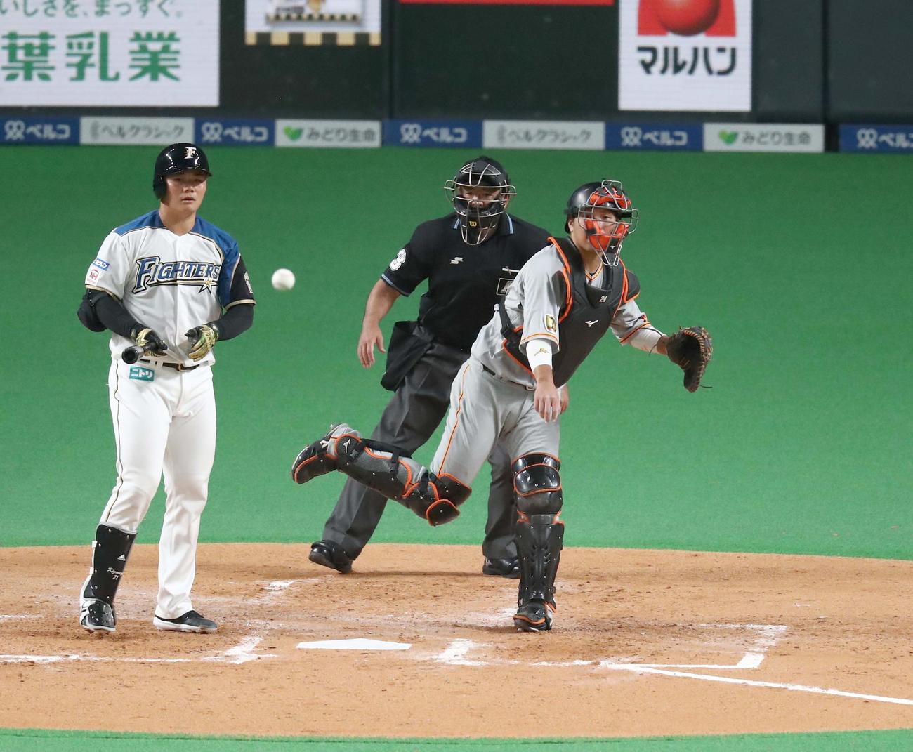 日本ハム対巨人　2回裏日本ハム1死一塁、今川の盗塁を刺す大城（撮影・黒川智章）