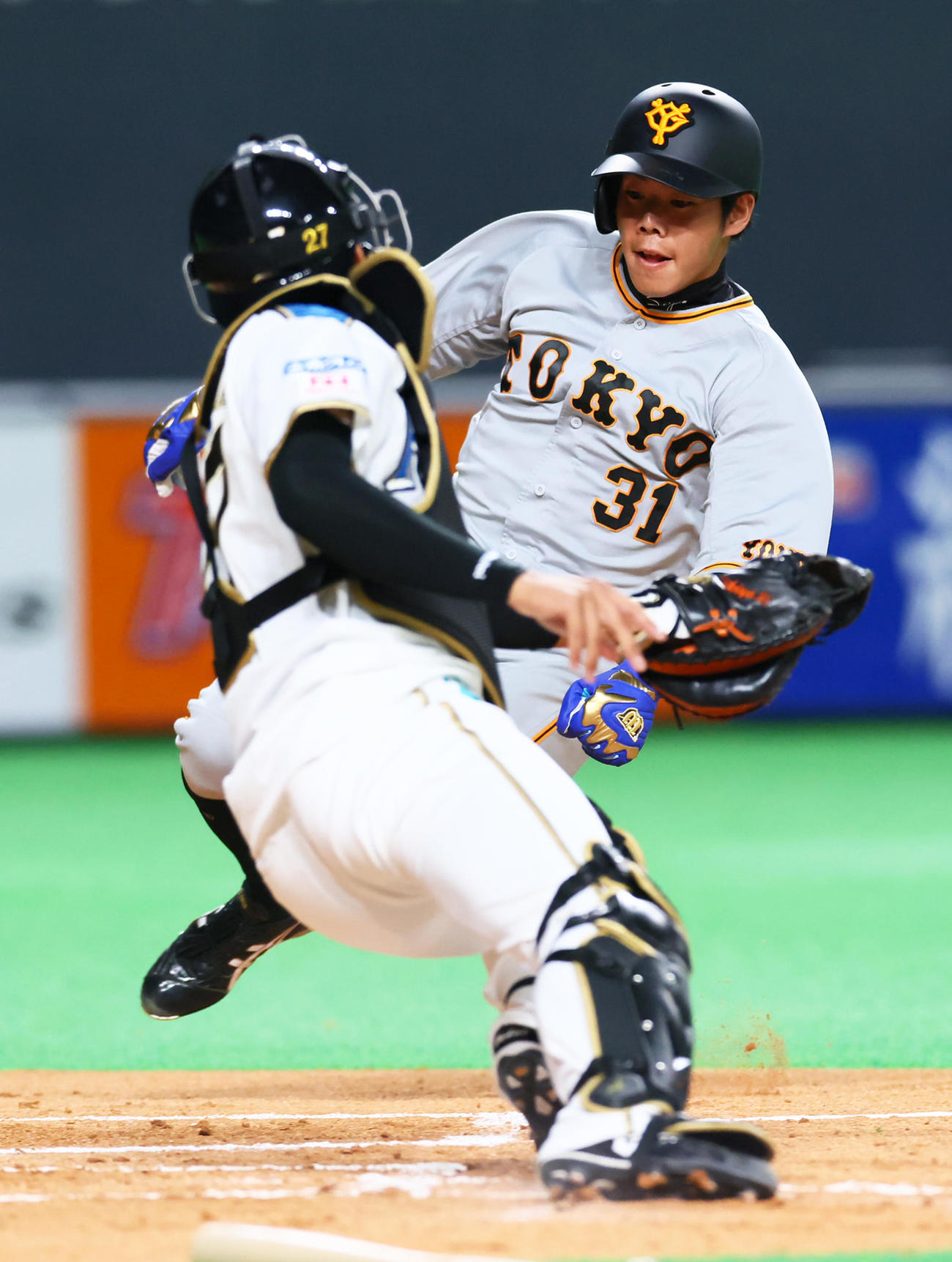 日本ハム対巨人　2回表巨人2死満塁、梶谷の中前適時打に好走塁で生還を果たす二塁走者松原。捕手古川（撮影・足立雅史）