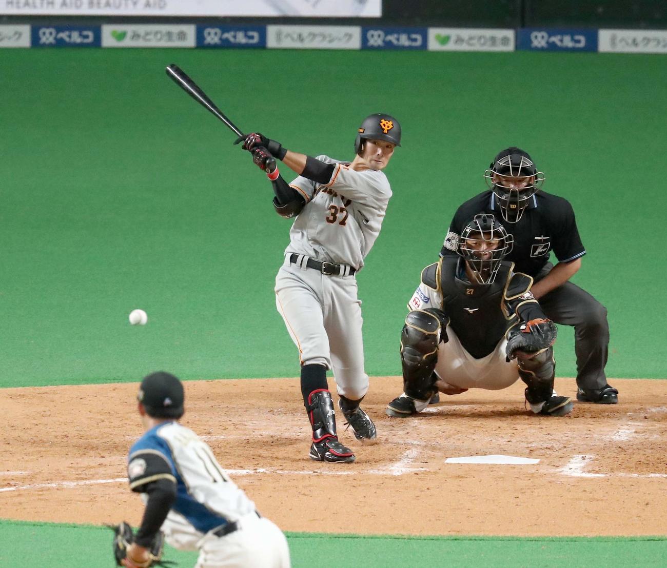 日本ハム対巨人　5回表巨人無死、右中間に二塁打を放つ若林（撮影・黒川智章）