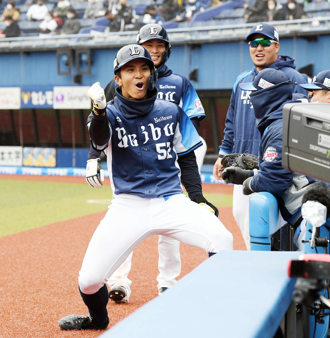 ロッテ対西武　7回表西武1死一塁、左越え2点本塁打を放った山田（手前）は生還しポーズを決める（撮影・滝沢徹郎）