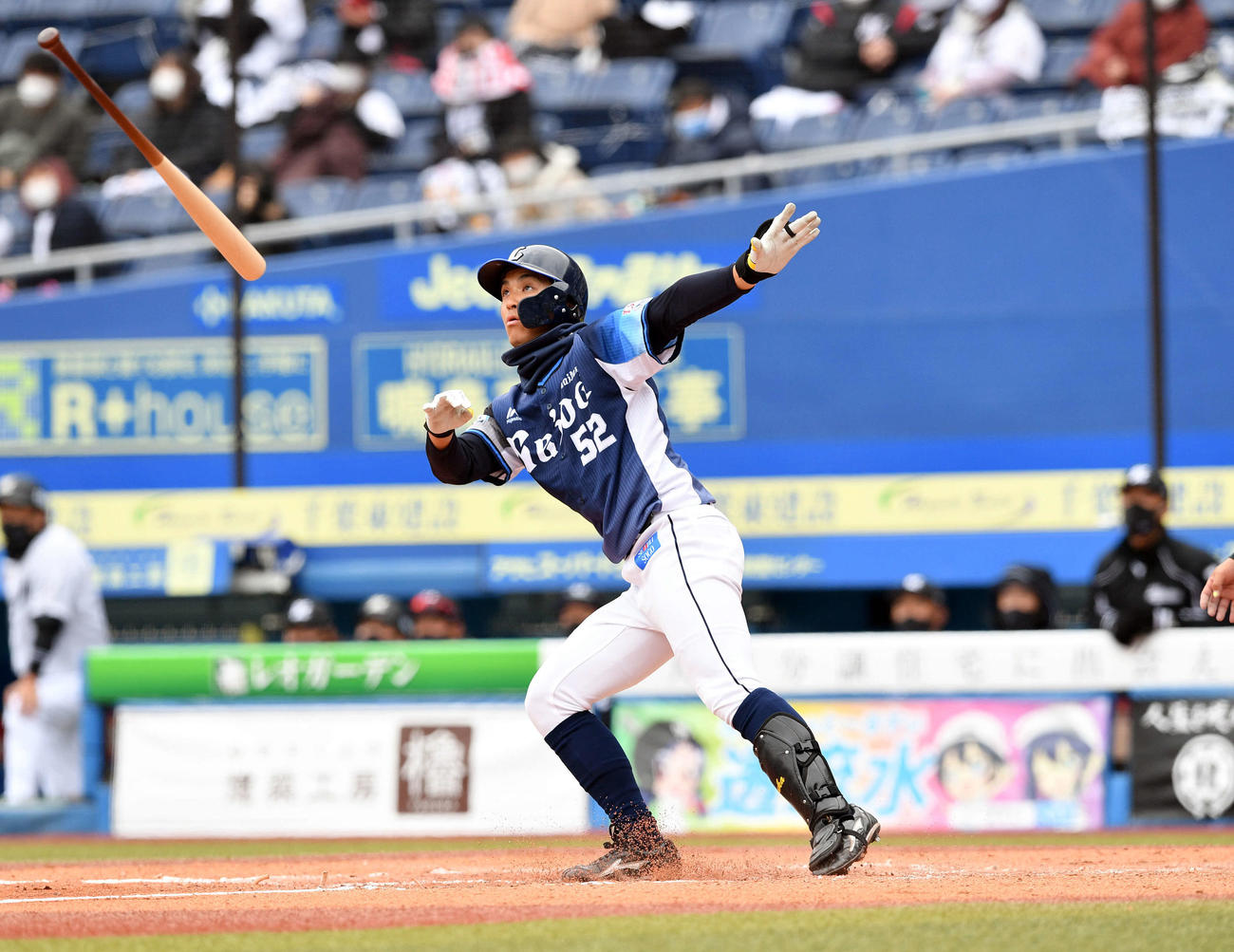 ロッテ対西武　7回表西武1死一塁、山田は左越え2点本塁打を放つ（撮影・滝沢徹郎）