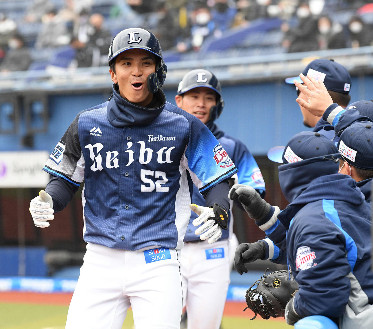 ロッテ対西武　7回表西武1死一塁、左越え2点本塁打を放った山田（左手前）は生還しナインとタッチを交わす（撮影・滝沢徹郎）
