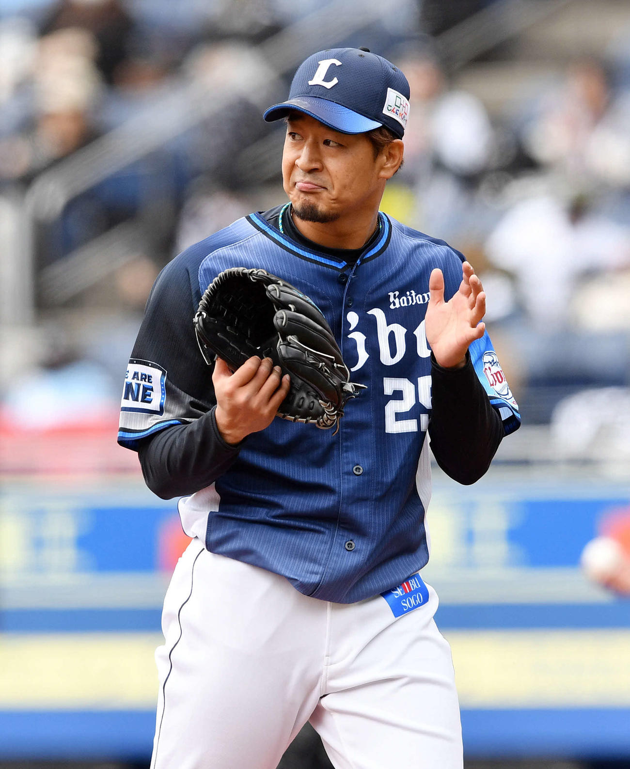 ロッテ対西武　2回を投げ終えグラブをたたく西武平井（撮影・滝沢徹郎）