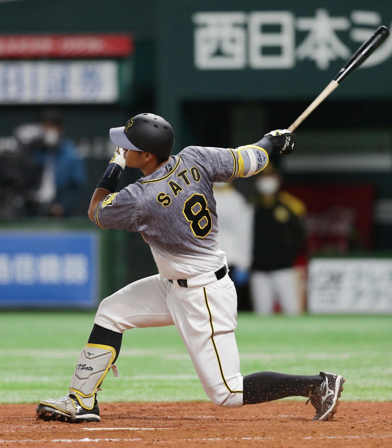 ソフトバンク対阪神　3回表阪神2死、空振り三振に倒れる佐藤輝（撮影・前田充）