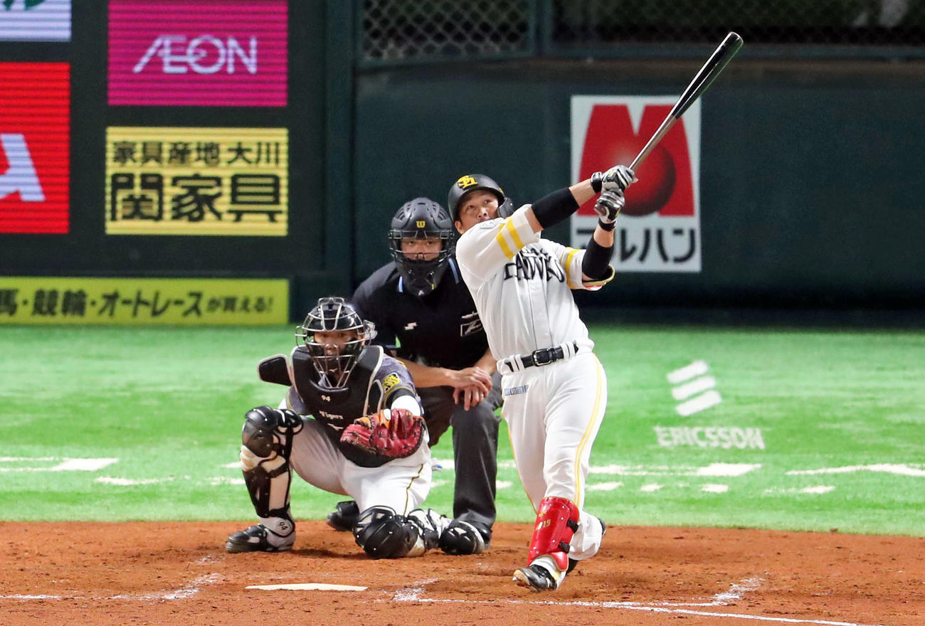 ソフトバンク対阪神　2回裏ソフトバンク無死満塁、甲斐は左越えに満塁本塁打を放つ（撮影・梅根麻紀）