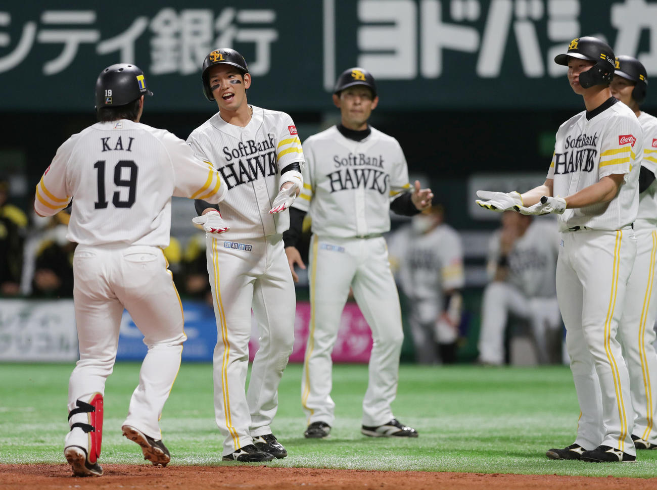 ソフトバンク対阪神　2回裏ソフトバンク無死満塁、満塁本塁打を放った甲斐（左端）を笑顔で迎える栗原（左から2人目）ら（撮影・前田充）
