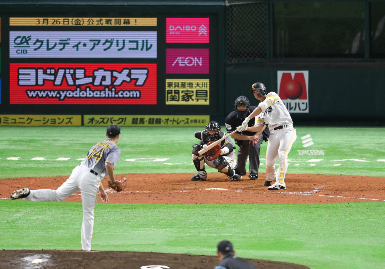 ソフトバンク対阪神　3回裏ソフトバンク2死一塁、真砂勇介は左前安打を放つ（撮影・梅根麻紀）
