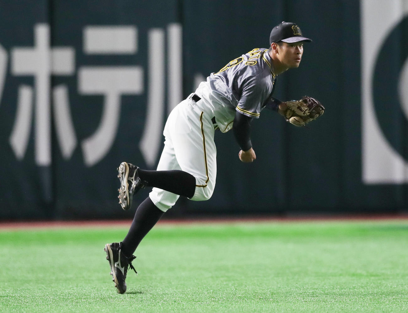 ソフトバンク対阪神　5回裏ソフトバンク2死一、二塁、真砂の左前打を内野へ送球する左翼手佐藤輝（撮影・前田充）