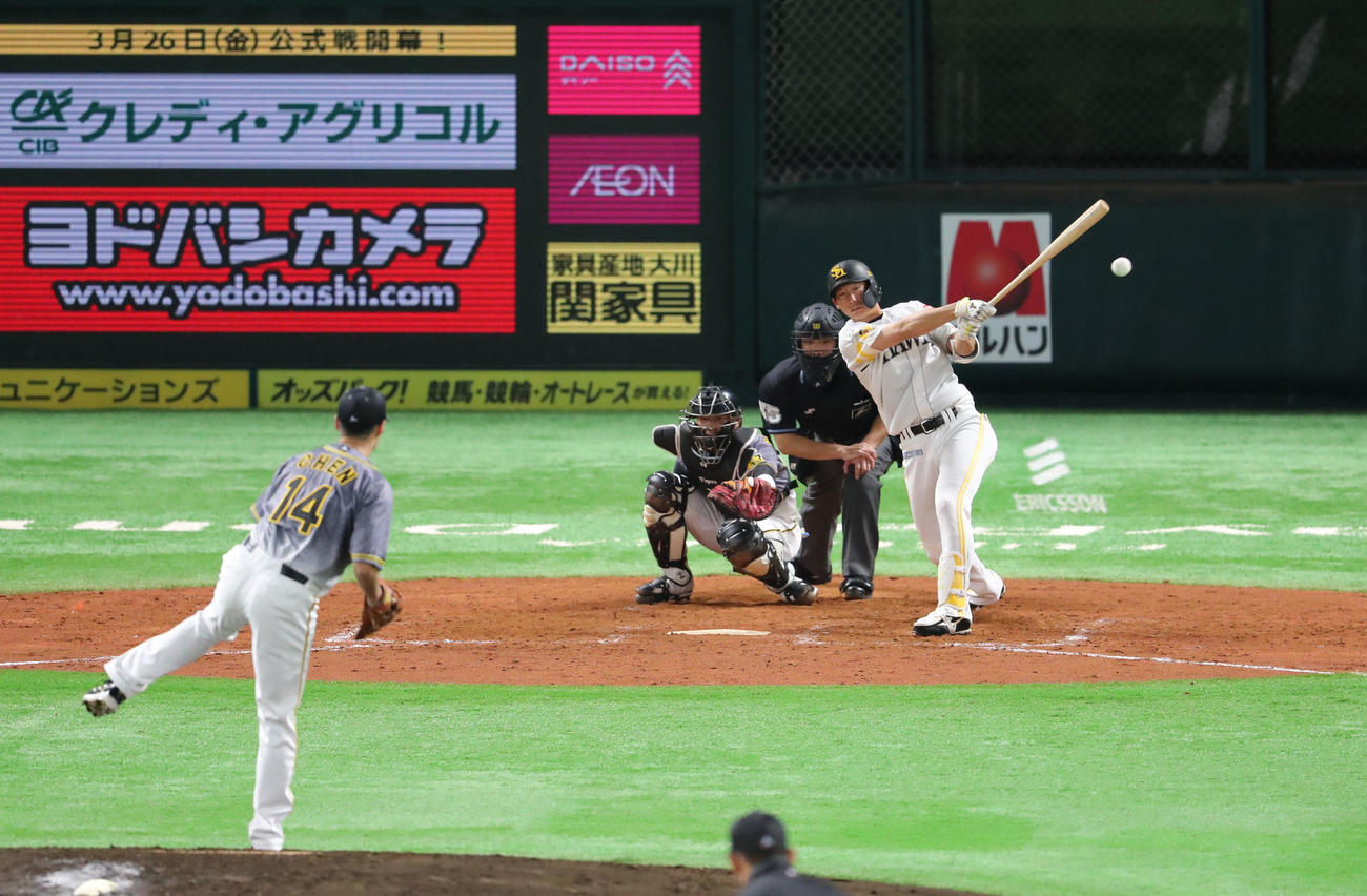 ソフトバンク対阪神　3回裏ソフトバンク2死一塁、真砂勇介は左前安打を放つ（撮影・梅根麻紀）