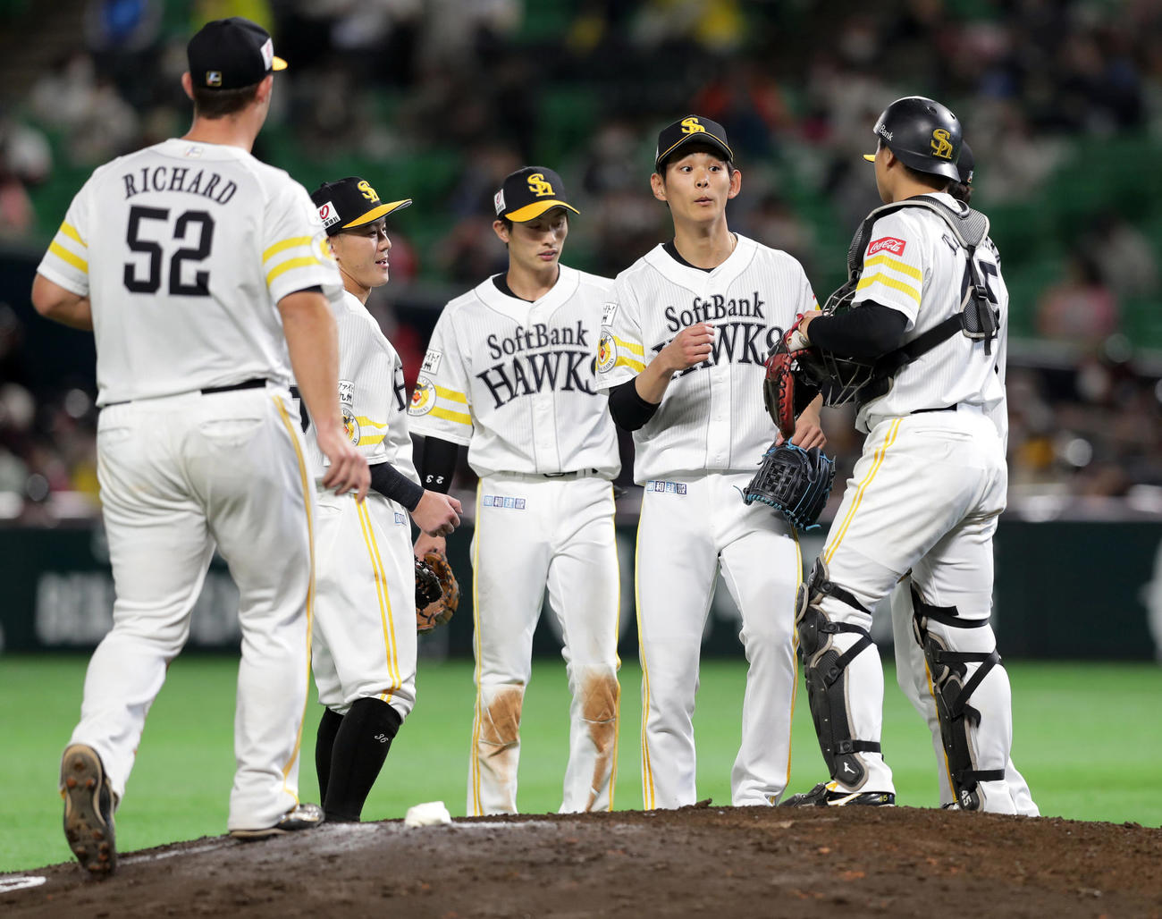 ソフトバンク対阪神　阪神に勝利し、タッチを交わして喜ぶソフトバンクナイン（撮影・前田充）