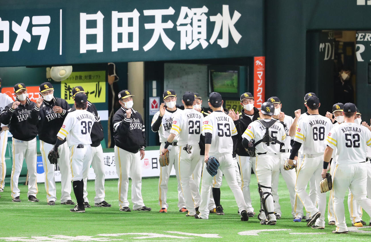 ソフトバンク対阪神　阪神に勝利し、ハイタッチをかわすソフトバンクナイン（撮影・梅根麻紀）