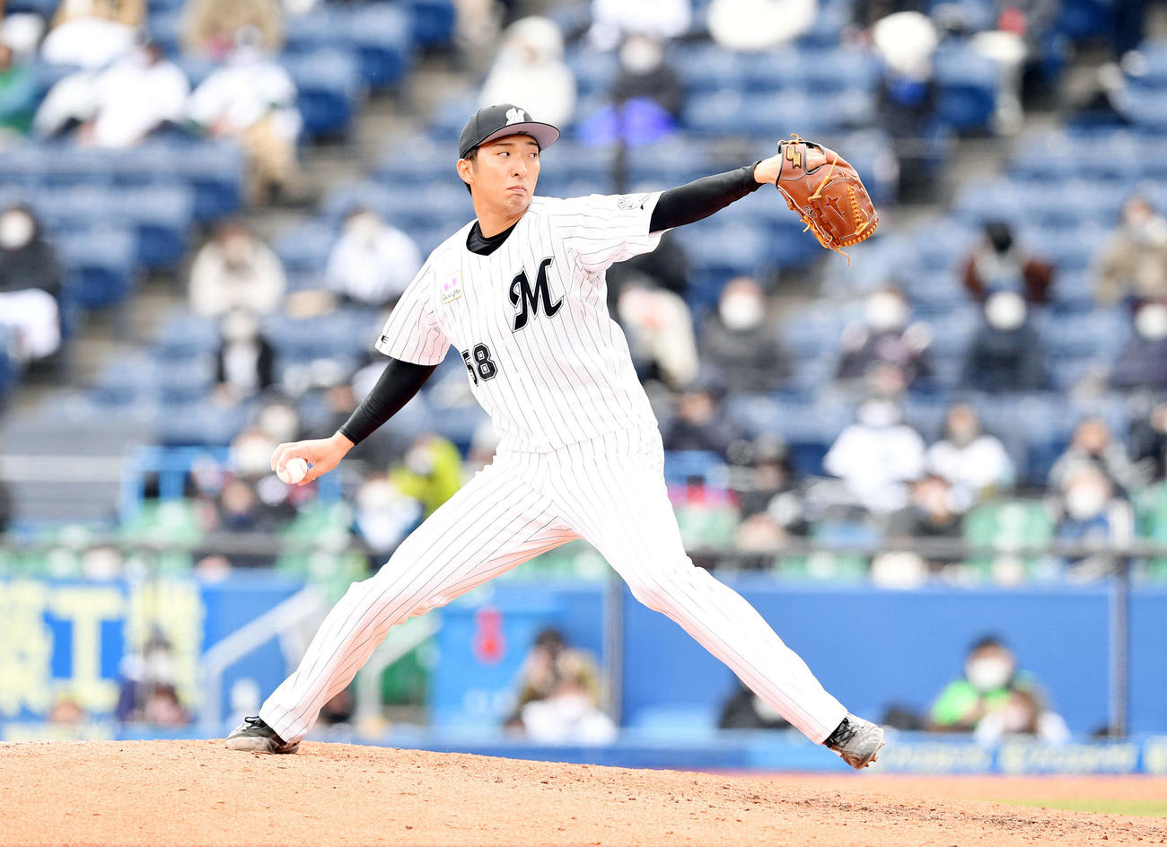 ロッテ対西武　ロッテ5番手で投球する河村（撮影・滝沢徹郎）