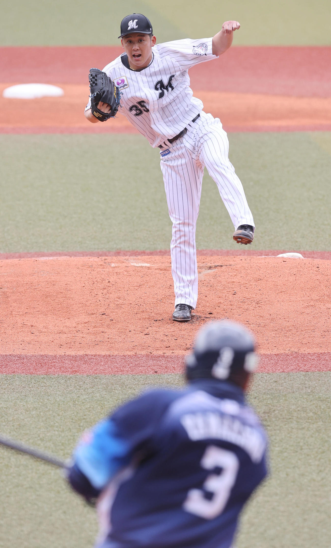 ロッテ対西武　1回表西武2死二塁、山川を三ゴロに仕留める鈴木（撮影・垰建太）