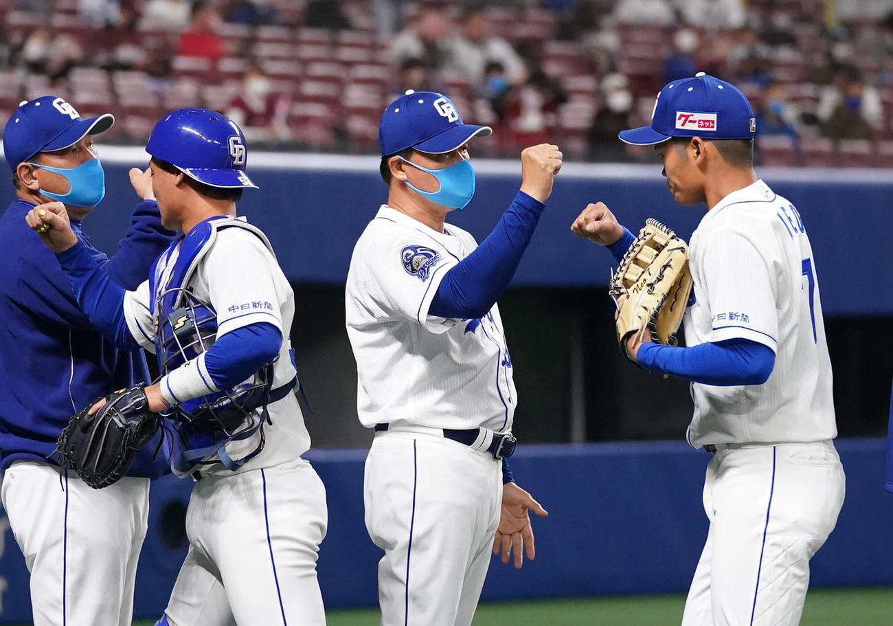 オープン戦・中日対楽天　試合終了、根尾昂らナインを迎える与田剛監督（撮影・森本幸一）