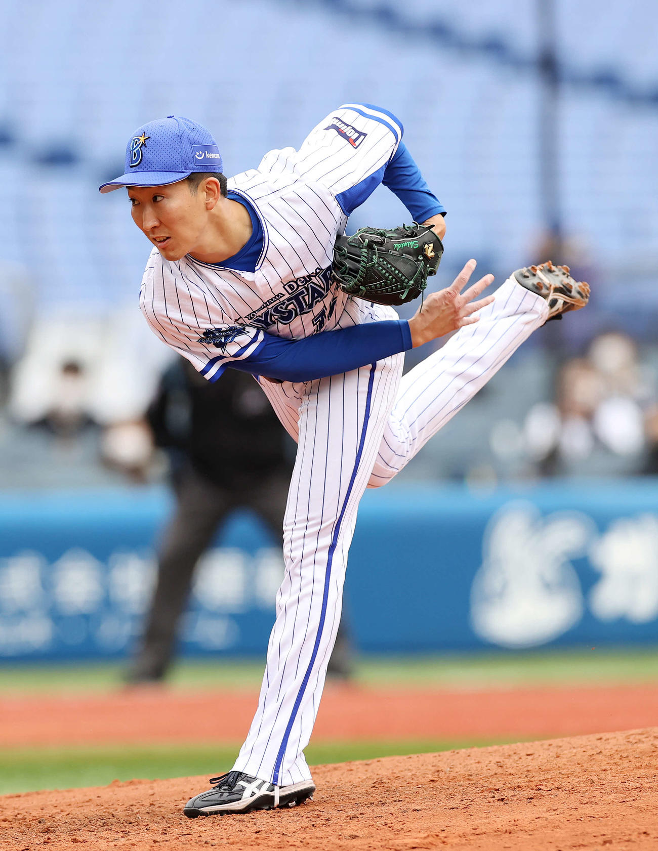 DeNA対オリックス　2番手で力投するDeNA大貫（撮影・鈴木正人）