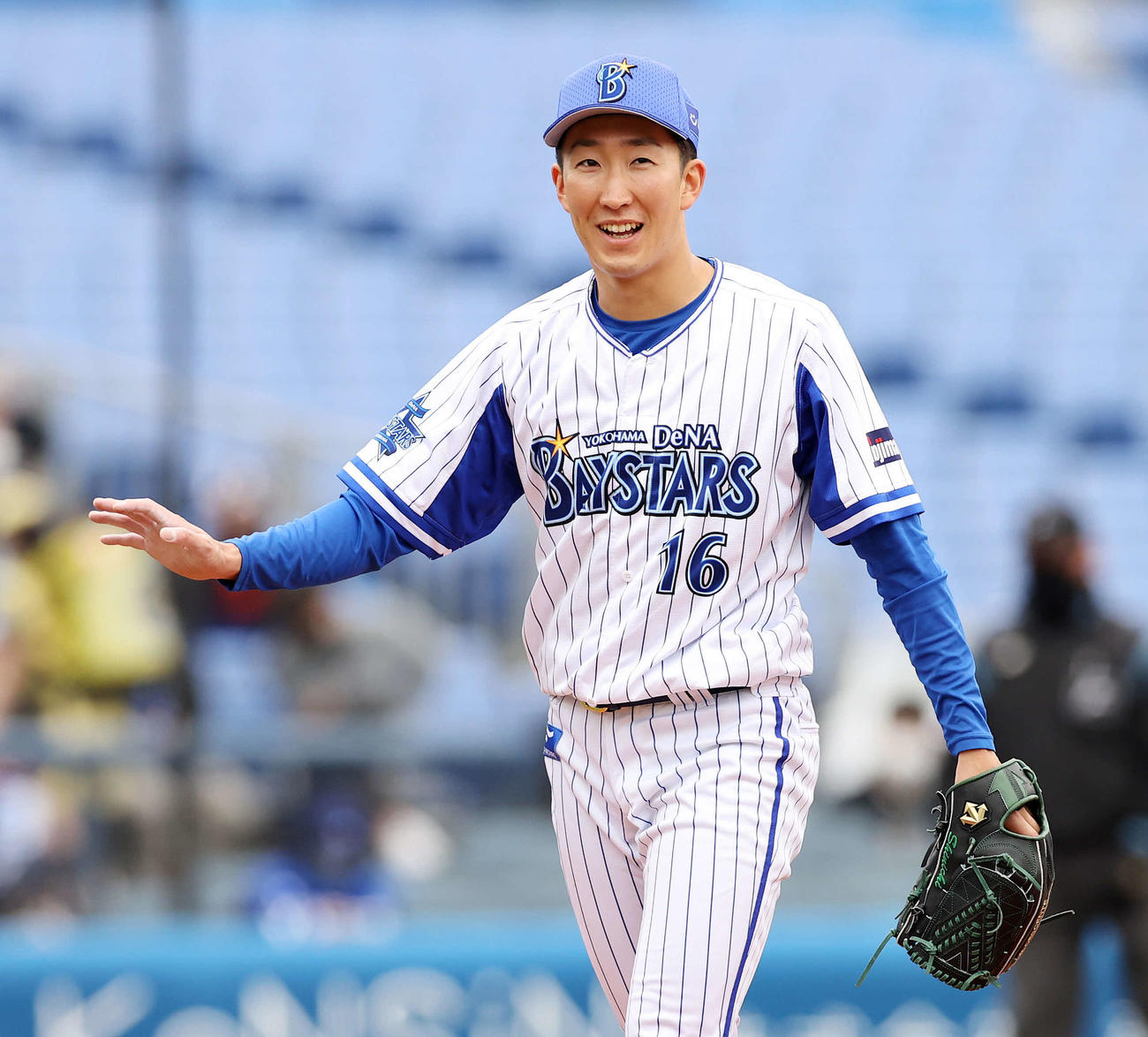 DeNA対オリックス　5回表、オリックスの攻撃を抑え笑顔を見せるDeNA大貫（撮影・鈴木正人）
