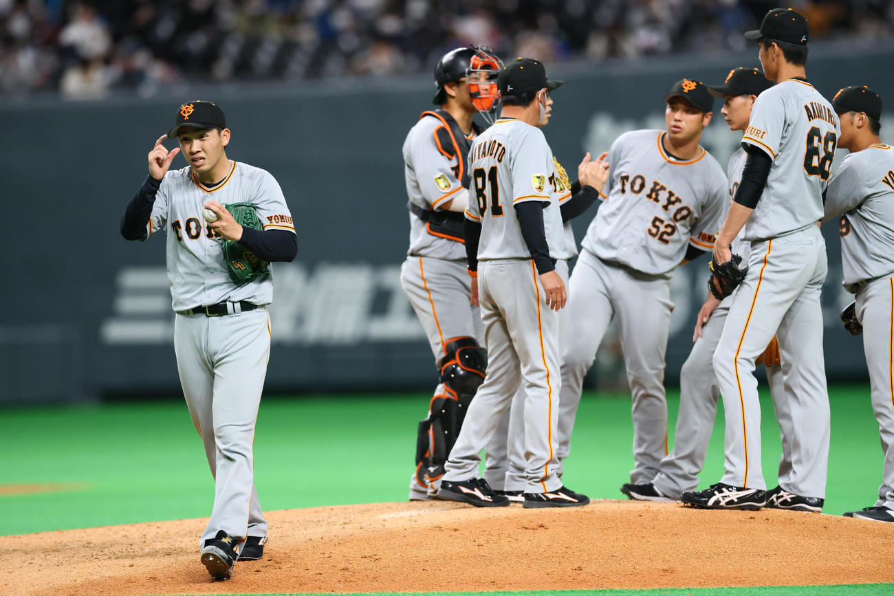 日本ハム対巨人　5回途中でマウンドを降りる巨人高橋（撮影・足立雅史）