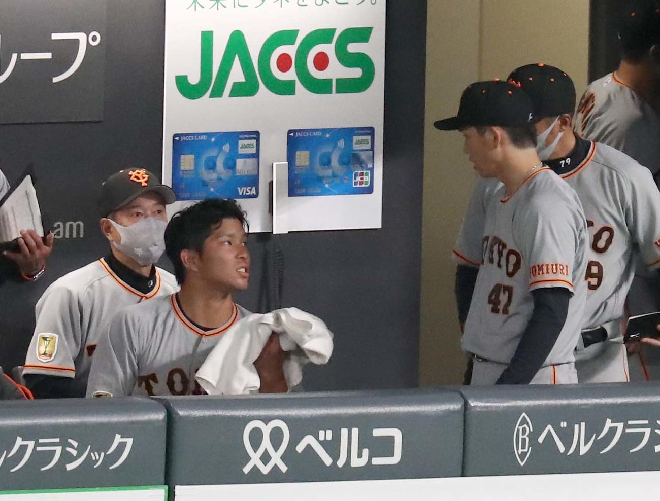 日本ハム対巨人　2回を終え、ベンチで大城（左から2人目）と話す高橋（撮影・黒川智章）